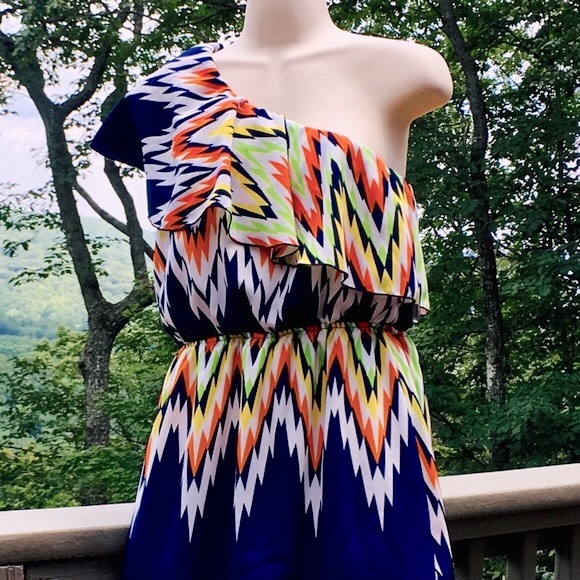 ❤️ Like New Gorgeous, Small, One Shoulder Chevron Print Dress - Picture 4 of 9